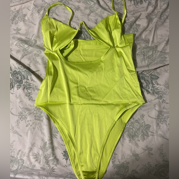 FAUX SILK NEON GREEN BODY SUIT CUT OUT CENTER - Picture 3 of 4